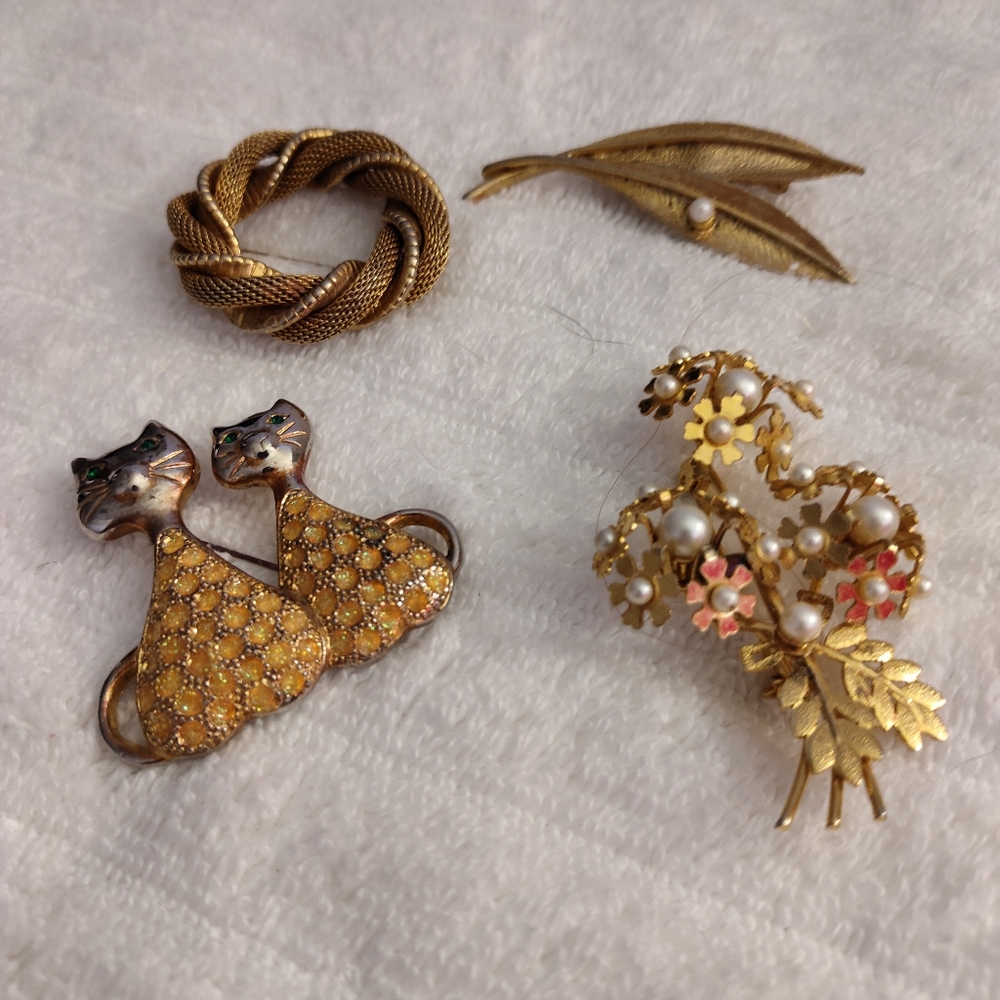 🟡Set of 4 Vintage Brooches/Pins
